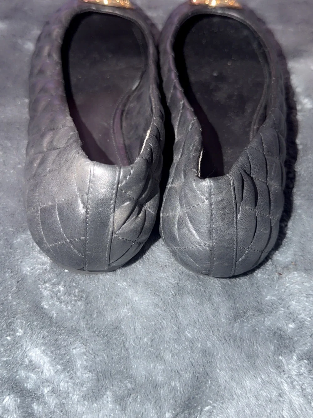 Tory Burch Black Quilted Leather Flats with Gold Logo Medallion - Size 11 - Picture 2 of 4